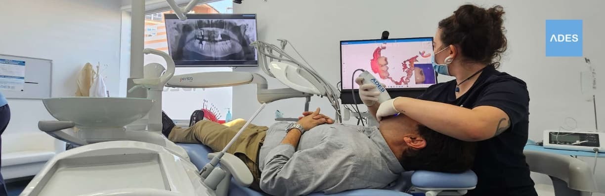 Escaneo intraoral 3D de la boca de un paciente - Clínica Dental ADES, Badajoz - Tecnología avanzada