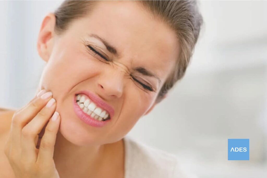 Desgaste dental severo por bruxismo no tratado, paciente de Clínica Dental ADES en Badajoz