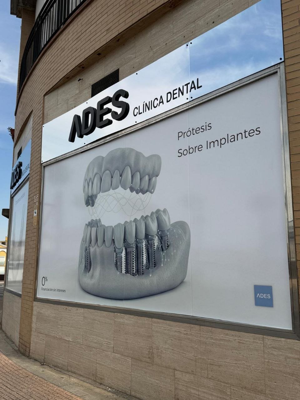 Fachada y rótulo de Clínica Dental ADES en la calle Castillo de Zafra, 1, Badajoz